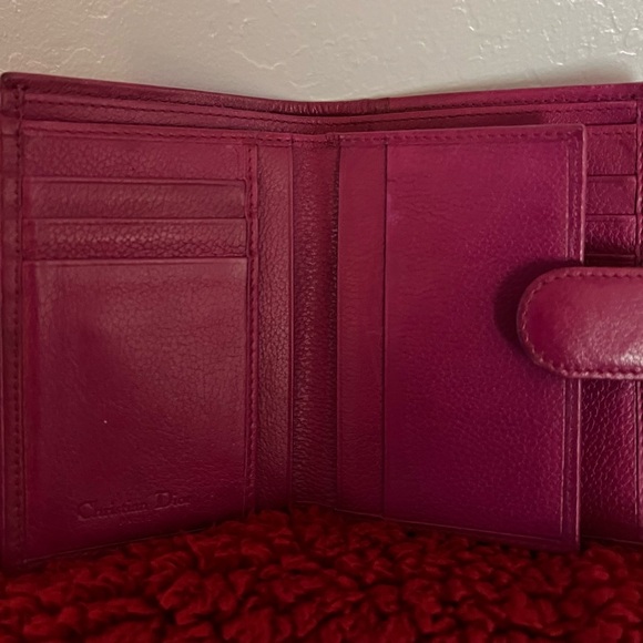 CHRISTIAN DIOR AUTHENTIC PINK COMPACT WALLET WITH GOLD TONE ACCENT. EUC. - Picture 3 of 10